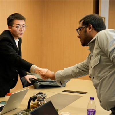 Návštěva indického klienta: Podepsání roční smlouvy o dodávkách měděných trub...